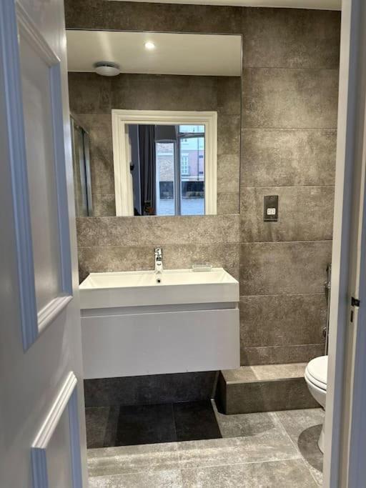 Апартаменты Stunning 2 Bed/2bath Flat In Heart Of Kensington