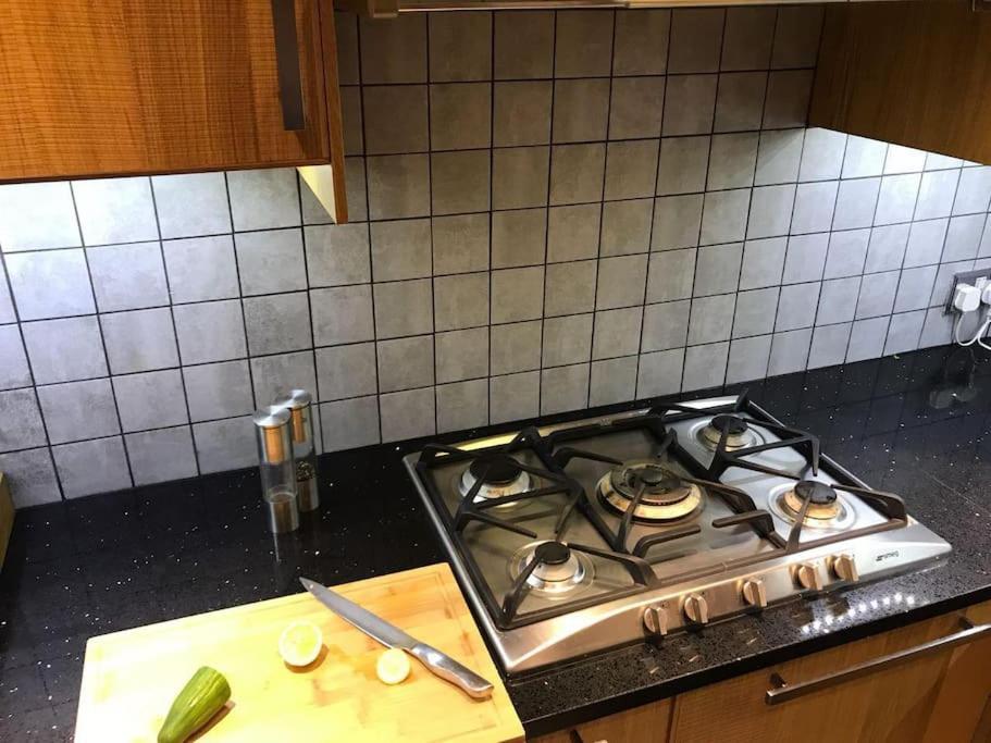 Апартаменты Stunning 2 Bed/2bath Flat In Heart Of Kensington Лондон