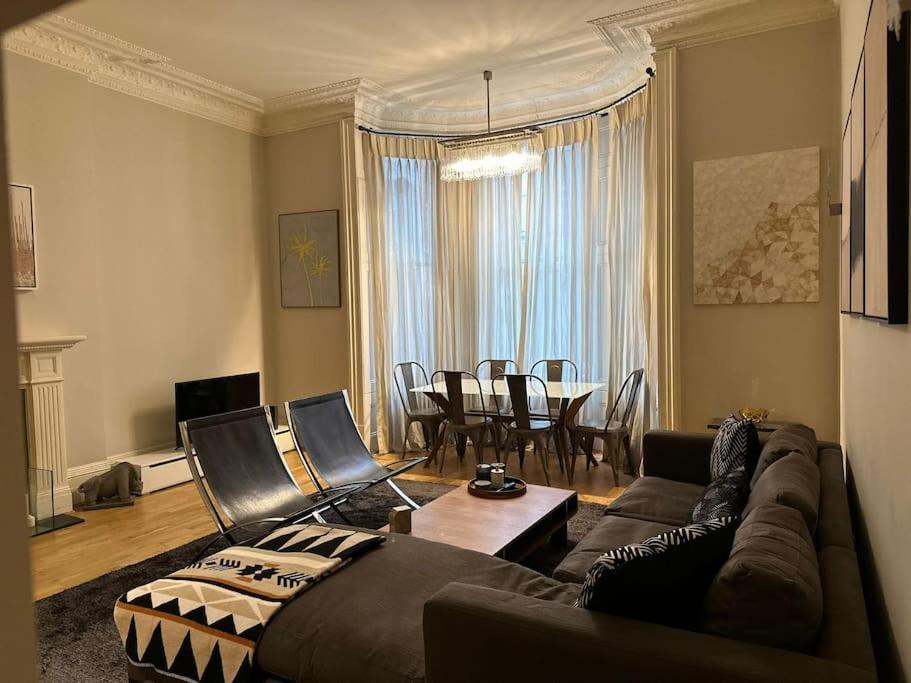 Stunning 2 Bed/2bath Flat In Heart Of Kensington Londen